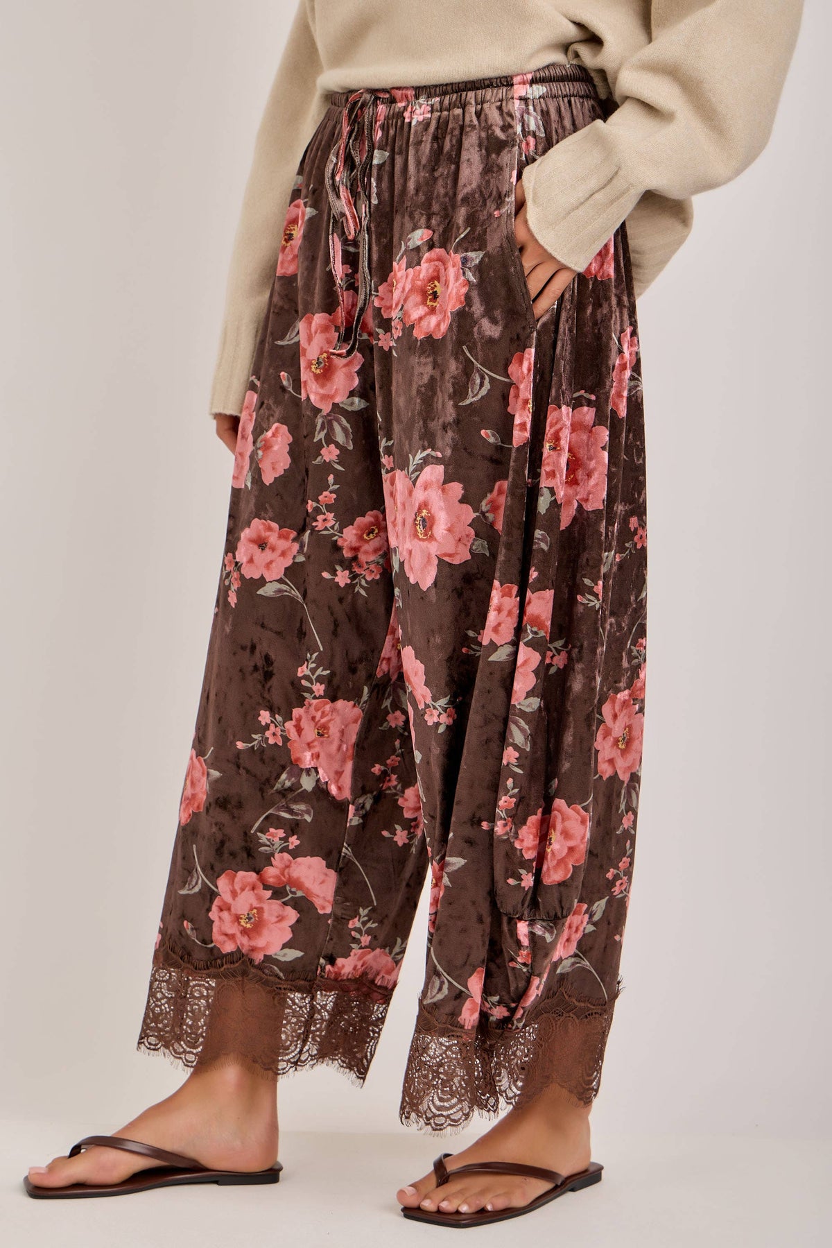 FLORAL VELVET WIDE BALLOON LEG PANTS WITH LACE_JLB80092-08