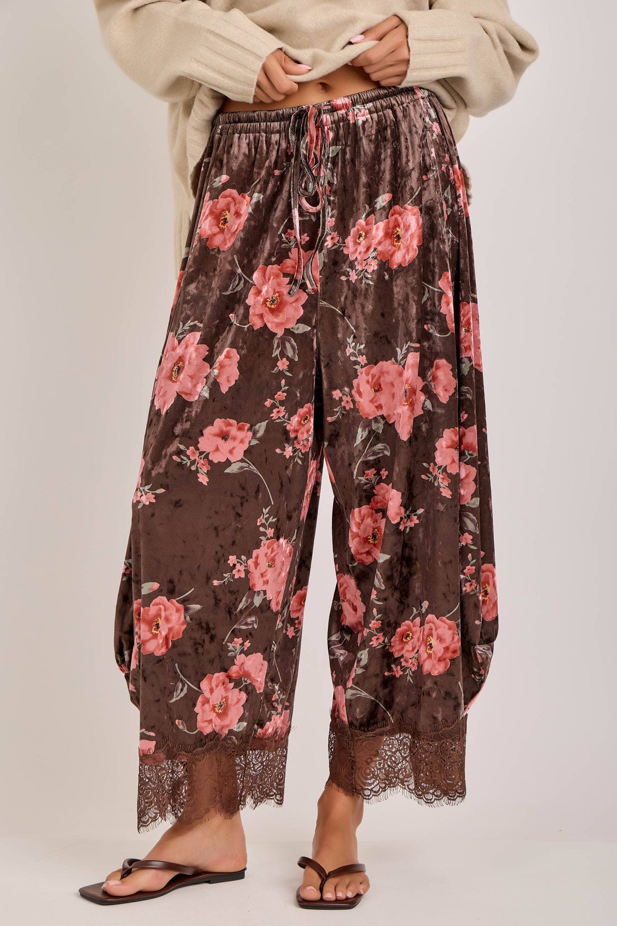 FLORAL VELVET WIDE BALLOON LEG PANTS WITH LACE_JLB80092-08